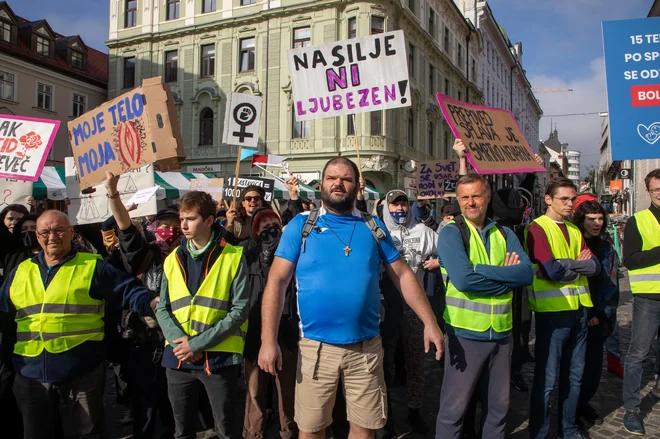 Skup za i protiv prava na abortus. FOTO: Voranc Vogel/Delo