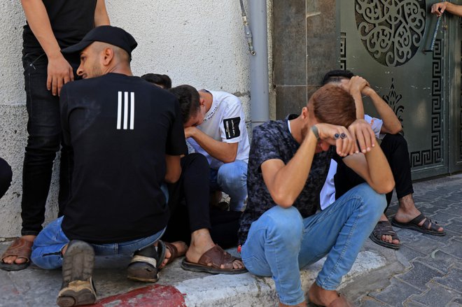 Žalujoči po smrti Palestinca. FOTO: Mahmud Hams/Afp
