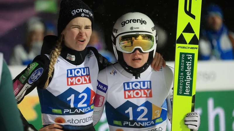 Fotografija: Ema Klinec in Nika Križnar sta spisali novo uspešnico v Klingenthalu. FOTO: Borut Živulović/Reuters