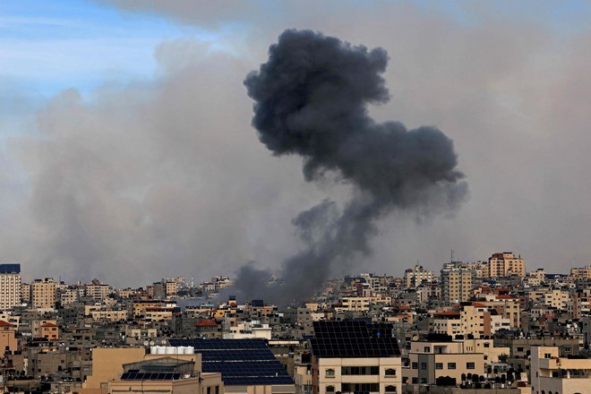 Izrael je že začel s povračilnimi napadi na območju Gaze. FOTO: Mahmud Hams/AFP