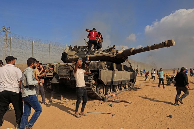 Palestinci so zasegli izraelski tank. FOTO: Said Khatib/AFP