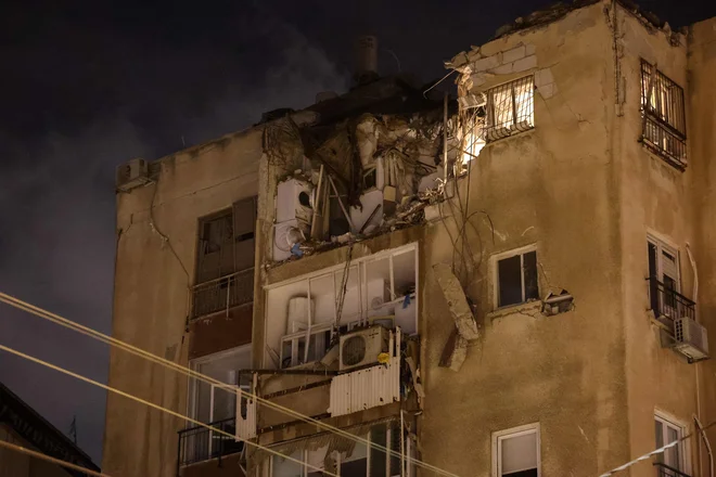 Poškodovana stavba v Tel Avivu v Izraelu po napadu Hamasa. FOTO: Jack Guez/AFP