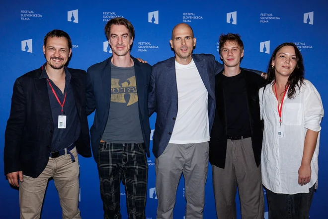 Del zasedbe filma Zbudi me na FSF (z leve proti desni): Blaž Setnikar, Jure Henigman, Marko Šantić, Timon Šturbej, Živa Selan. FOTO: Matjaž Rušt