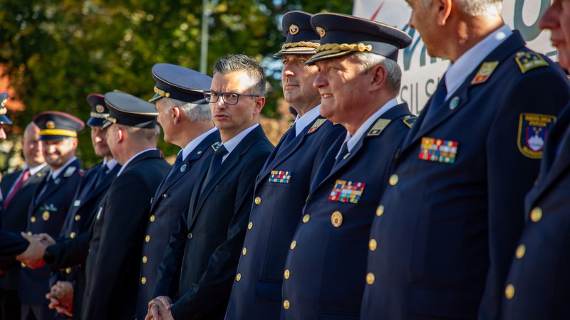 Fotografija: Novi poveljnik Zvonko Glažar z ministrom za obrambo Marjanom Šarcem. FOTO: Voranc Vogel/Delo