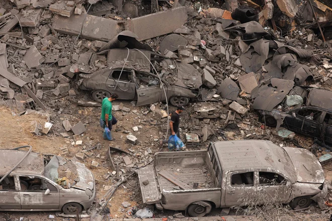 Na jugu Izraela so namestili približno 100.000 vojakov, tudi Hamas nadaljuje z raketiranjem. FOTO: Mahmud Hams/Afp