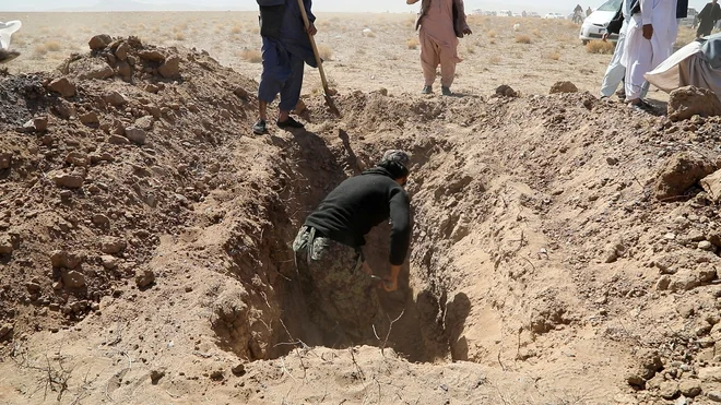 Mnogi so prinesli lopate za iskanje ujetih pod ruševinami. FOTO: Stringer/Reuters