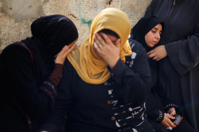Palestinci pokopavajo mrtve. FOTO: Mohammed Salem/Reuters