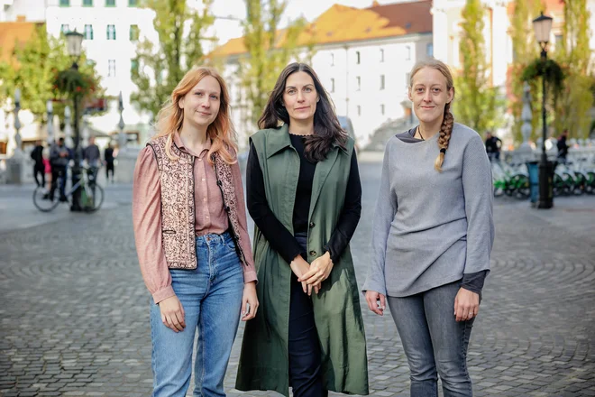 Razstava Maruše Mazej, Anje Radović in Kristine Rutar (z leve proti desni) je v galeriji Kresija na ogled do 2. novembra. FOTO: Črt Piksi