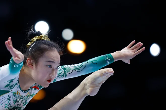 Kitajka Yaqin Zhou tekmuje v ženskem finalu na gredi med 52. svetovnim prvenstvom v športni gimnastiki v Antwerpnu. Foto: Kenzo Tribouillard/Afp