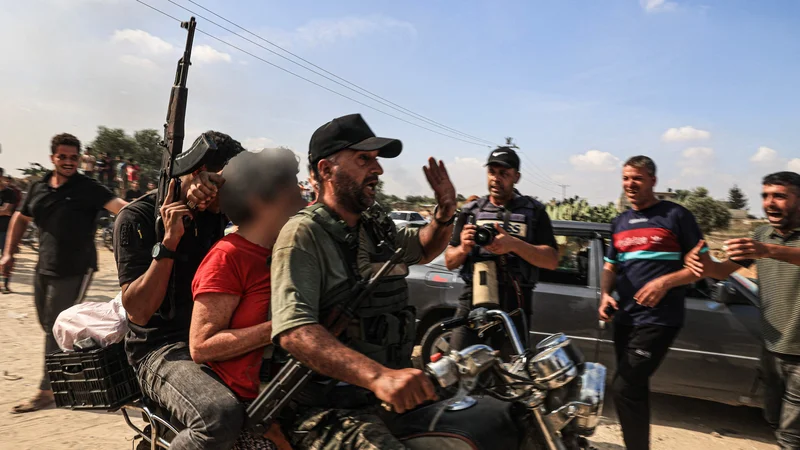 Fotografija: Izraelska vojska je ponoči na območju Gaze po lastnih navedbah zadela več sto tarč, povezanih s Hamasom in Islamskim džihadom. FOTO: AFP