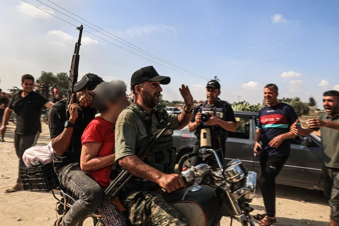 Izraelska vojska je ponoči na območju Gaze po lastnih navedbah zadela več sto tarč, povezanih s Hamasom in Islamskim džihadom. FOTO: AFP