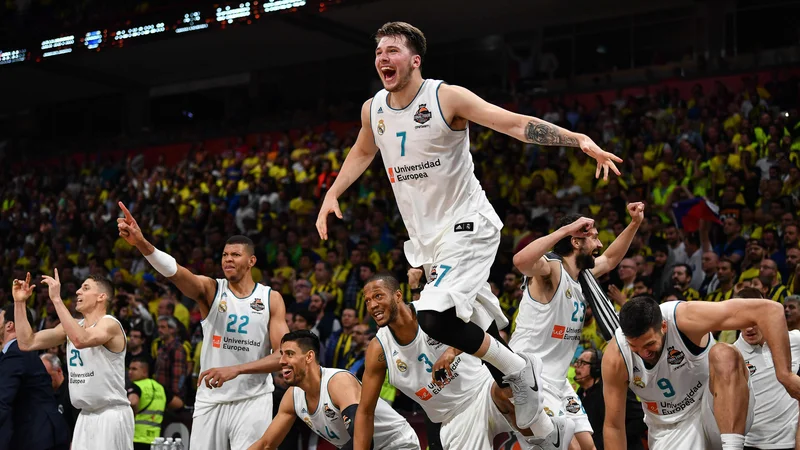 Fotografija: Luka Dončić ni mogel verjeti, da je pri 19 letih postal MVP zaključnega turnirja evrolige. Ob njem (z leve) Jaycee Carroll, Walter Tavares, Gustavo Ayon, Anthony Randolph, Sergio Llull in Felipe Reyes. FOTO: Andrej Isaković/AFP
