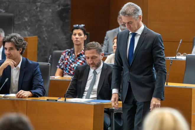Predsednika vlade Roberta Goloba čaka iskanje treh kandidatov za ministre – v Ireno Šinko in Uroša Brežana je izgubil zaupanje, Sanjo Ajanović Hovnik so odnesli očitki. FOTO: Voranc Vogel/Delo