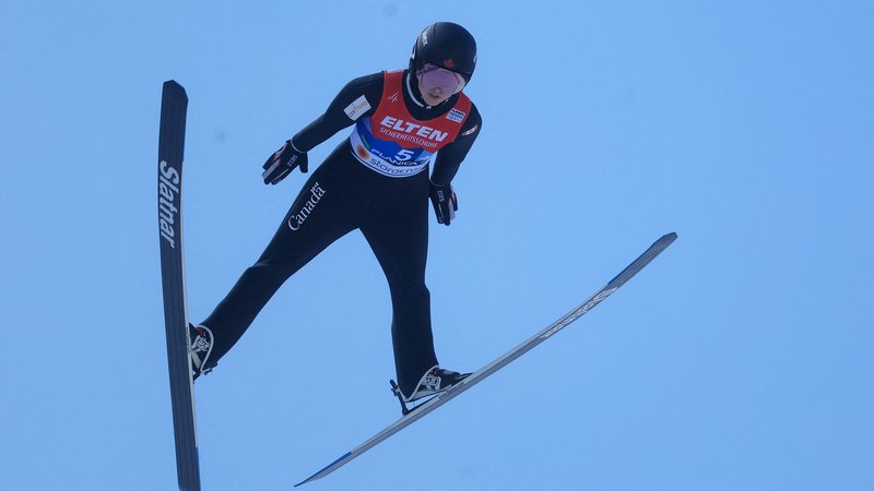 Fotografija: Alexandria Loutitt je prejšnjo zimo osvojila tako mladinski kot članski naslov svetovne prvakinje v smučarskih skokih. FOTO: Borut Živulović/Reuters