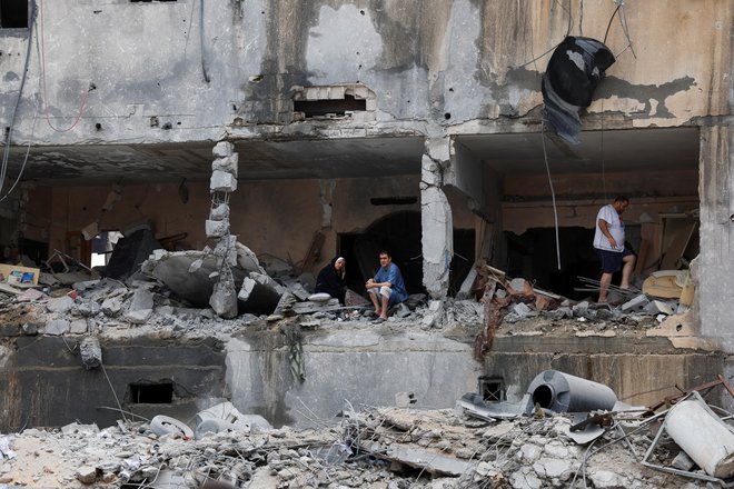 Med ruševinami FOTO: Mohammed Salem/Reuters