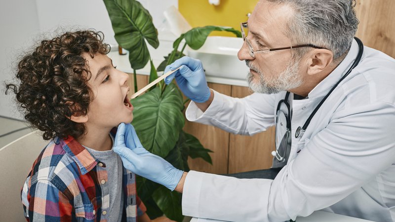 Fotografija: Na sistematskih pregledih pediatri odkrijejo marsikatero bolezen, stiske otrok, tudi njihove zlorabe, in opravijo obvezna cepljenja. FOTO: AFP