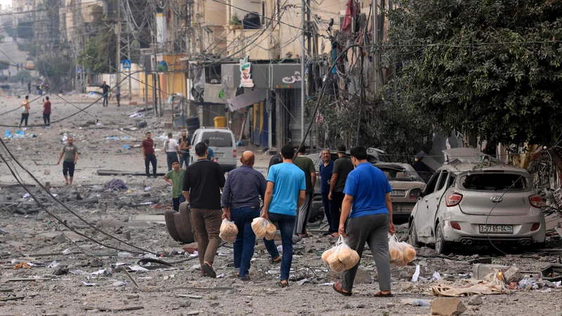 Fotografija: Silovitim zračnim napadom na Gazo bo sledilo množično razseljevanje prebivalstva. Palestincem, ki želijo pobegniti pred napadi, je izraelska vojska svetovala, naj se odpravijo v Egipt. FOTO: Mahmud Hams/AFP