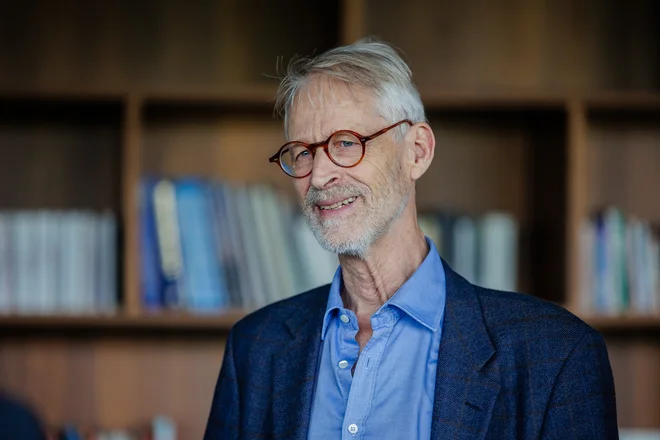 Brati gladko je eno, brati na višji ravni pa nekaj drugega, nekaj, kar zraste na tej osnovi, je prepričan profesor Adriaan van der Weel. FOTO: Črt Piksi