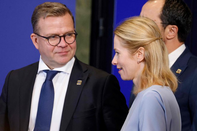 Finski premier Petteri Orpo in estonska kolegica Kaja Kallas med nedavnim vrhom voditeljev EU v Španiji. FOTO: Ludovic Marin/AFP