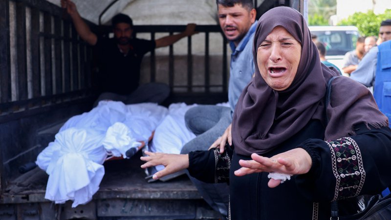 Fotografija: v izraelskih napadih na gosto poseljeno območje Gaze je umrlo najmanj 830 ljudi. FOTO: Said Khatib/AFP