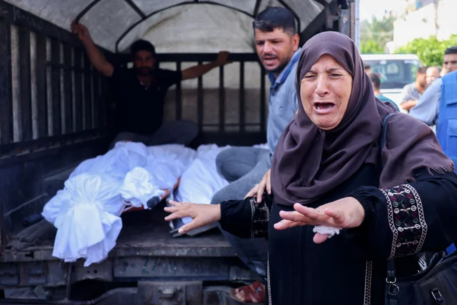 v izraelskih napadih na gosto poseljeno območje Gaze je umrlo najmanj 830 ljudi. FOTO: Said Khatib/AFP