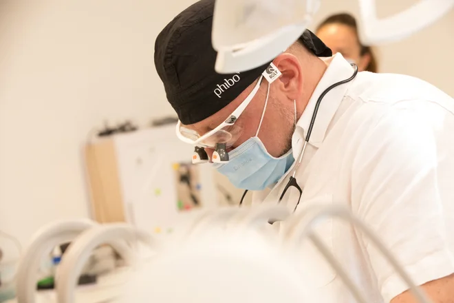 Na kliniki Ortoimplant Dental Spa pod vodstvom Zdenka Trampuša, dr. med. dent., omogočajo pacientom, da v čim krajšem roku pridejo do najboljših rezultatov ter povrnitve nasmeha. FOTO: Ortoimplant Dental Spa