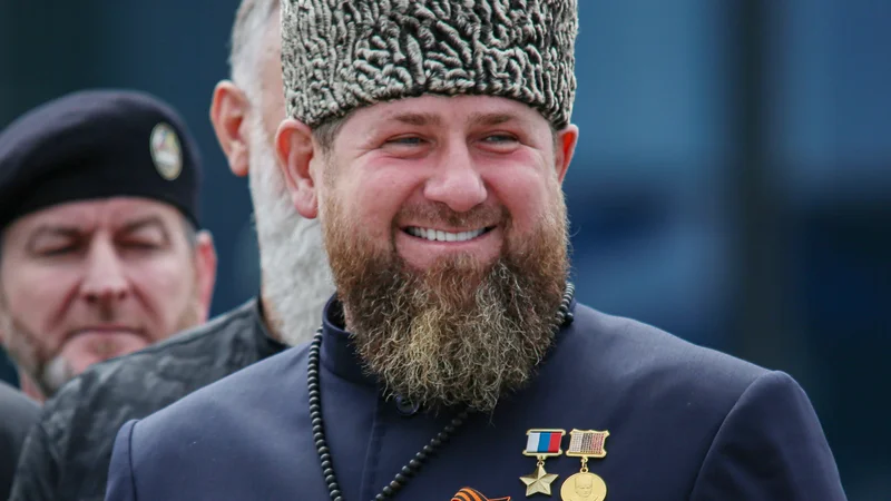 Kadirov je za zdaj v vseh smislih živ. Očitno je tudi dovolj zdrav, saj ne zamudi priložnosti, da bi se oglasil. FOTO: Reuters Connect