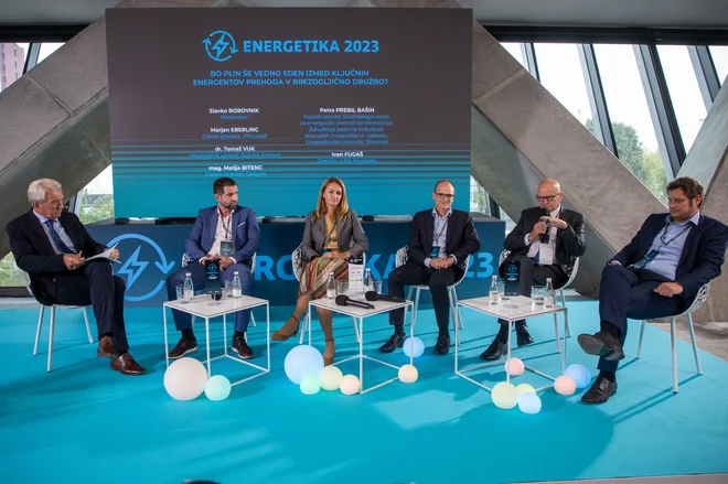 Delova konferenca Energetika. Omizje o plinu (z leve) moderator Slavko Bobovnik, direktor LNG Hrvatska Ivan Fugaš, Petra Prebil Bašin, direktorica Združenja papirne industrije, kovinskih materalov in nekovin, predsednik uprave Salonita Anhovo Tomaž Vuk, Marjan Eberlinc, glavni direktor podjetja Plinovodi, in Matija Bitenc iz Geoplina. FOTO: Voranc Vogel/Delo