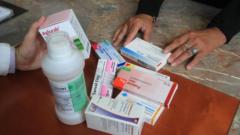 Fotografija: Farmacevt bo ob pregledu osebne kartice zdravil, ki jih pacient jemlje, povprašal pacienta tudi o zdravilih, ki si jih morda kupuje brez recepta, in o prehranskih dopolnilih. Foto Blaž Samec