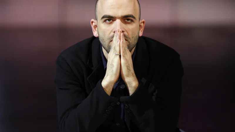 Fotografija: Roberto Saviano je v italijanski in tudi mednarodni javnosti precej znana osebnost zaradi romana in filma Gomora, pa tudi zaradi mafijske hajke proti njemu. FOTO: Alessandro Garofalo/Reuters