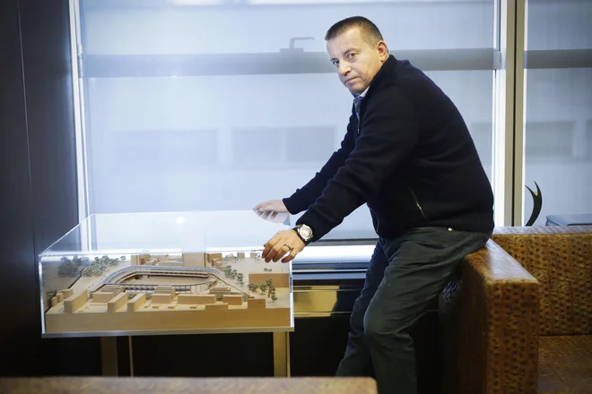 Podjetnik Joc Pečečenik, ki je obogatel s prodajo svojih aparatov igralnicam po vsem svetu, je s projektom prenove Plečnikovega stadiona v slovenskem labirintu birokratskih zahtev izgubil 15 let, in kot vse kaže, na koncu obupal. FOTO: Leon Vidic/Delo