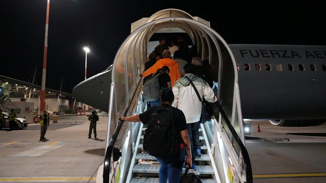 Včeraj je letalo za repatriacijo v Mehiko letalo za svoje državljane na letališče v Tel Avivu poslalo tudi mehiško ministrstvo za obrambo. FOTO: Mexican Foreign Minister Office Via Reuters