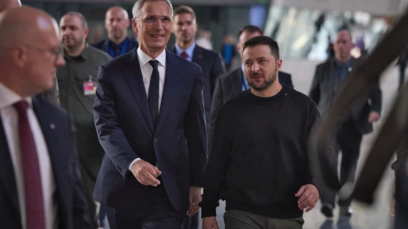 Fotografija: Generalni sekretar Nata Jens Stoltenberg v družbi ukrajinskega predsednika Volodimirja Zelenskega med njegovim obiskom v Bruslju. FOTO: AFP