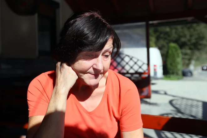 Irena Kosmač hiše nima več: »Od začetka sem bila čisto v redu, zdaj sem pa psihično čedalje slabše, ker živim v strahu in negotovosti. Prej sem imela urejeno hišo, ves čas sem tam živela, vse prihranke dala vanjo. Zdaj pa je vsega konec in sem socialni primer. Kot begunka.« FOTO: Dejan Javornik
