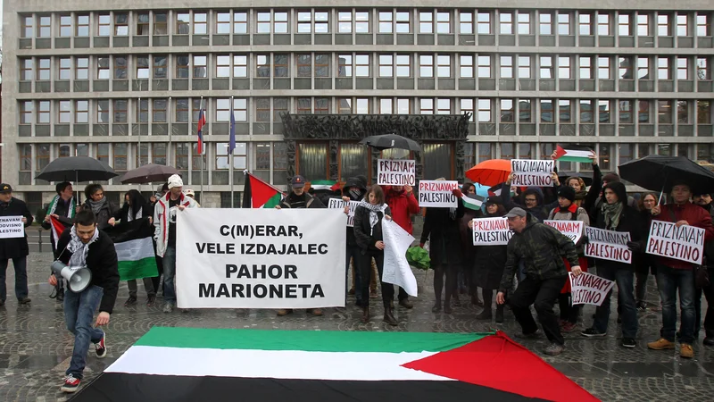 Fotografija: Že leta 2014 je kar 77 odstotkov vprašanih v anketi Dela podprlo priznanje suverene palestinske države. FOTO: Blaž Samec/Delo