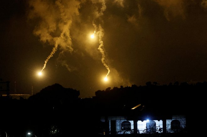 Ogenj nad Izraelom FOTO: Thaier Al-sudani/Reuters