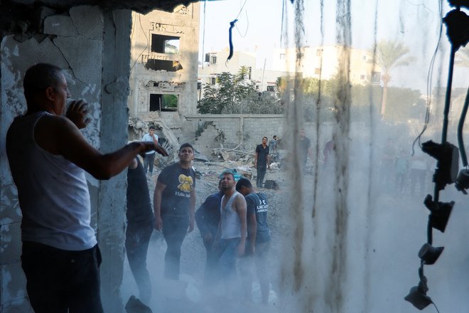 Uničevanje Gaze se nadaljuje. FOTO: Ibraheem Abu Mustafa/Reuters