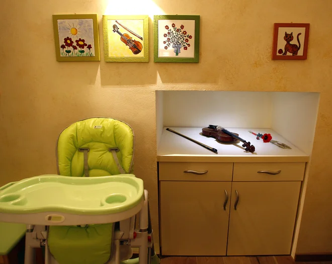 Medtem ko vzgojno-izobraževalni resor in odločevalci na vse pretege iščejo načine, kako do trajnostne preobrazbe učnega okolja in šolskega prostora, bi morda koristilo, da vsaj za trenutek tudi sami prisluhnejo stroki in praksi vzgoje človečnosti. FOTO: Aleš Černivec/Deleo