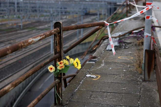 Tožilstvo v Benetkah je ugotovilo, da avtobus pred padcem z nadvoza ni trčil v drugo vozilo, medtem ko vzrok nesreče še vedno ni znan. FOTO: Claudia Greco/Reuters