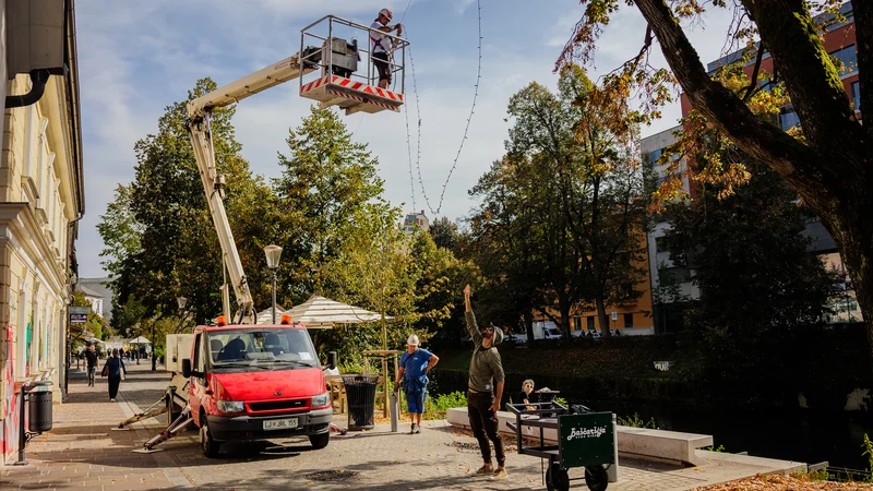 Fotografija: Ravno danes so začeli z nameščanjem novoletne okrasitve v strogem mestnem središču. FOTO: Črt Piksi/Delo