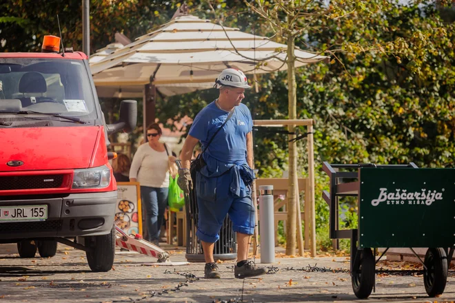 Precej nenavadno je, da se je okrasitev Ljubljane že začela. A kot pravijo v Javni razsvetljavi z nameščanjem lučk običajno začnejo sredi oktobra. FOTO: Črt Piksi/Delo