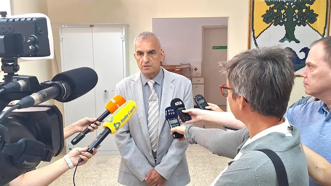 Ankaranski župan Gregor Strmčnik opozarja na številne neresnične objave na družbenih omrežjih, za katerimi stojijo anonimneži. To po njegovem škodi lokalni skupnosti. FOTO: Občina Ankaran