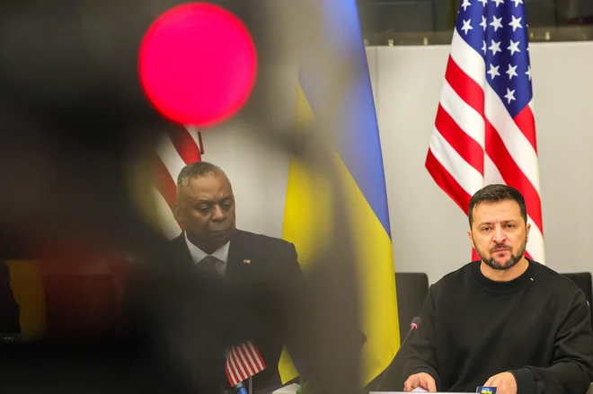 Ameriški obrambni minister Lloyd Austin in ukrajinski predsednik Volodimir Zelenski med zasedanjem obrambnih ministrov Nata v Bruslju FOTO: Olivier Matthys/AFP