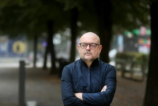 »Zdaj raziskujem, kako moriti, kako shranjevati trupla, da ne smrdijo,« pravi avtor, ki se trenutno ukvarja s pisanjem temačnega trilerja. FOTO: Blaž Samec
