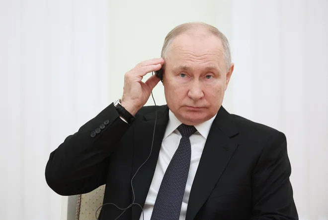 Vladimir Putin je vrhunski produkt šole, ki temelji na načelu, ne glejte, kaj delam, ampak poslušajte, kaj vam govorim.

FOTO: Sergej Bobiljov/AFP