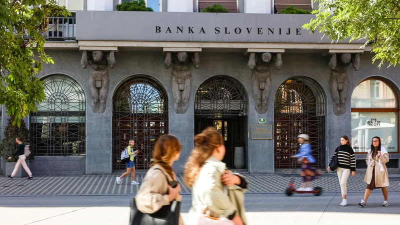 Fotografija: Bančni sistem v Sloveniji je stabilnejši, kot je bil spomladi. Foto Črt Piksi