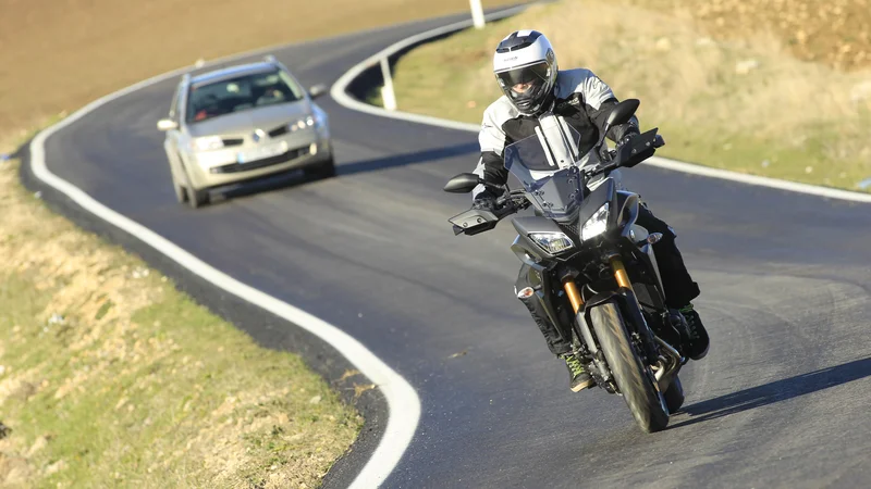 Jesenska vožnja z motociklom zahteva več previdnosti, razlike med jutranjimi in dnevnimi temperaturami so že velike. FOTO: Yamaha