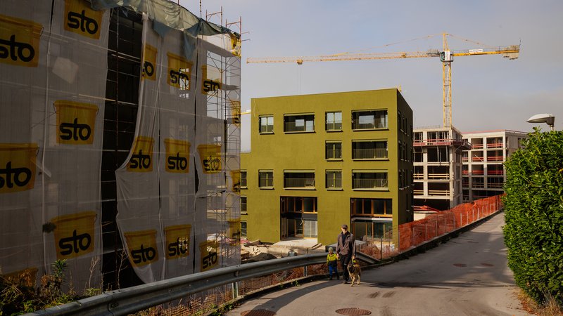 Fotografija: Črnuška soseska Lagom, ki jo gradijo v dveh fazah, bo predvidoma zgrajena sredi leta 2025. FOTO: Črt Piksi/Delo