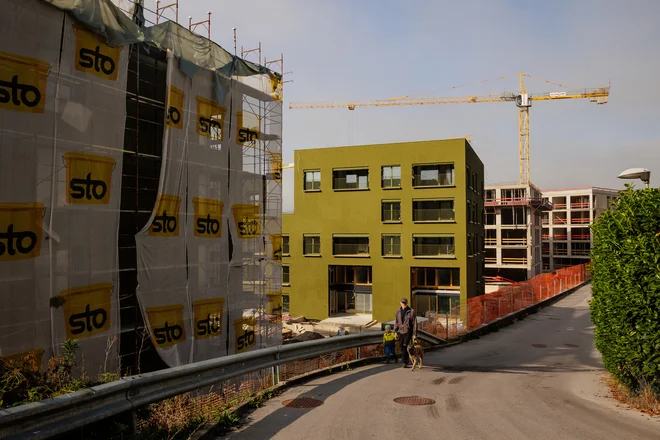 Črnuška soseska Lagom, ki jo gradijo v dveh fazah, bo predvidoma zgrajena sredi leta 2025. FOTO: Črt Piksi/Delo