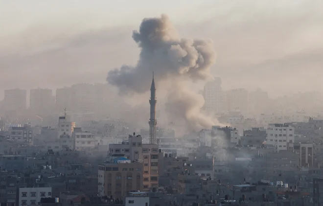 Šesti dan obstreljevanja je domove zapustilo več kot 300.000 Palestincev, Gazi, ki ima dva milijona prebivalcev, pa grozi pomanjkanje hrane, vode in goriva. FOTO: Reuters/Mohammed Salem